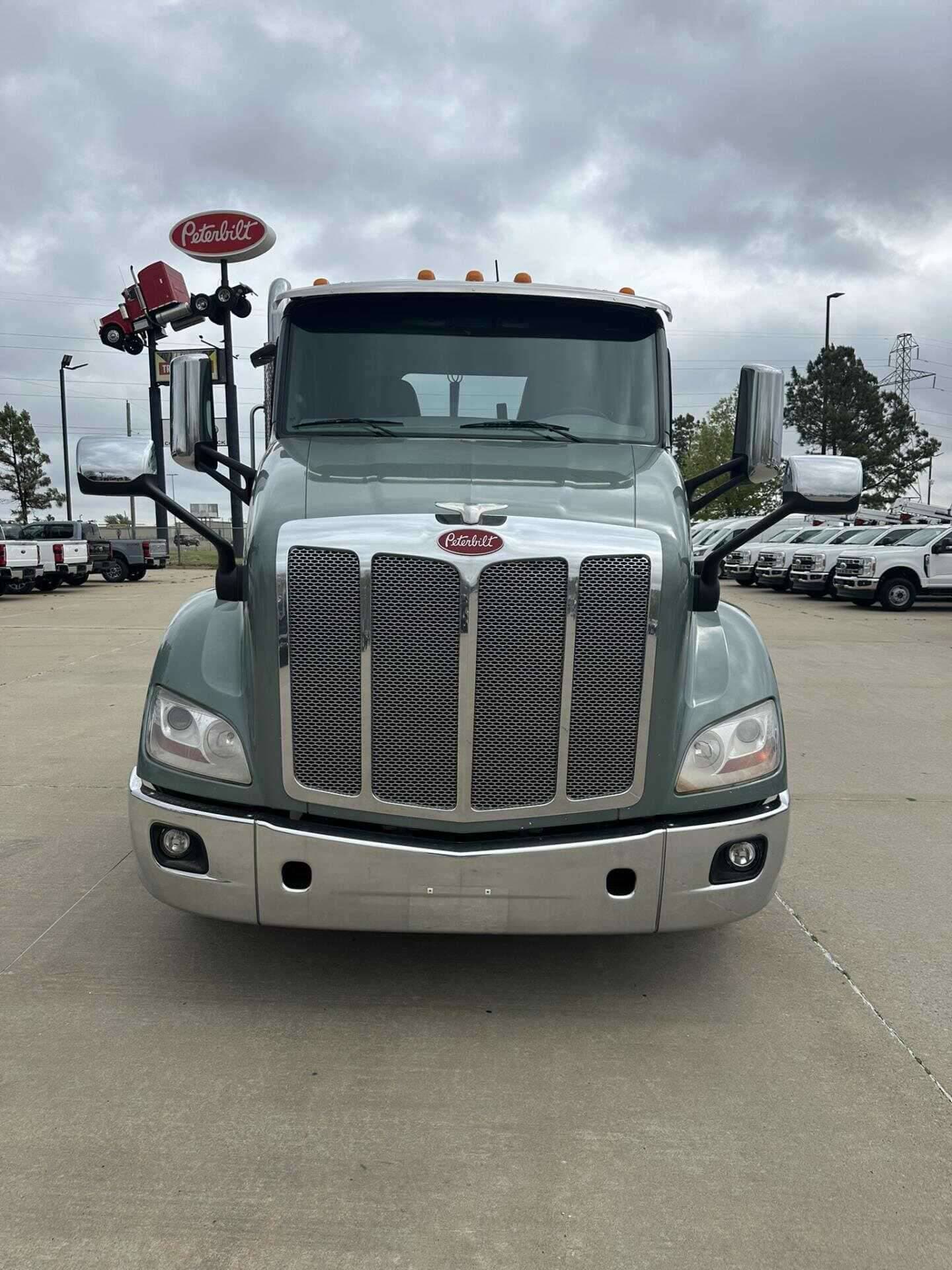 2021 Peterbilt 579 image 2