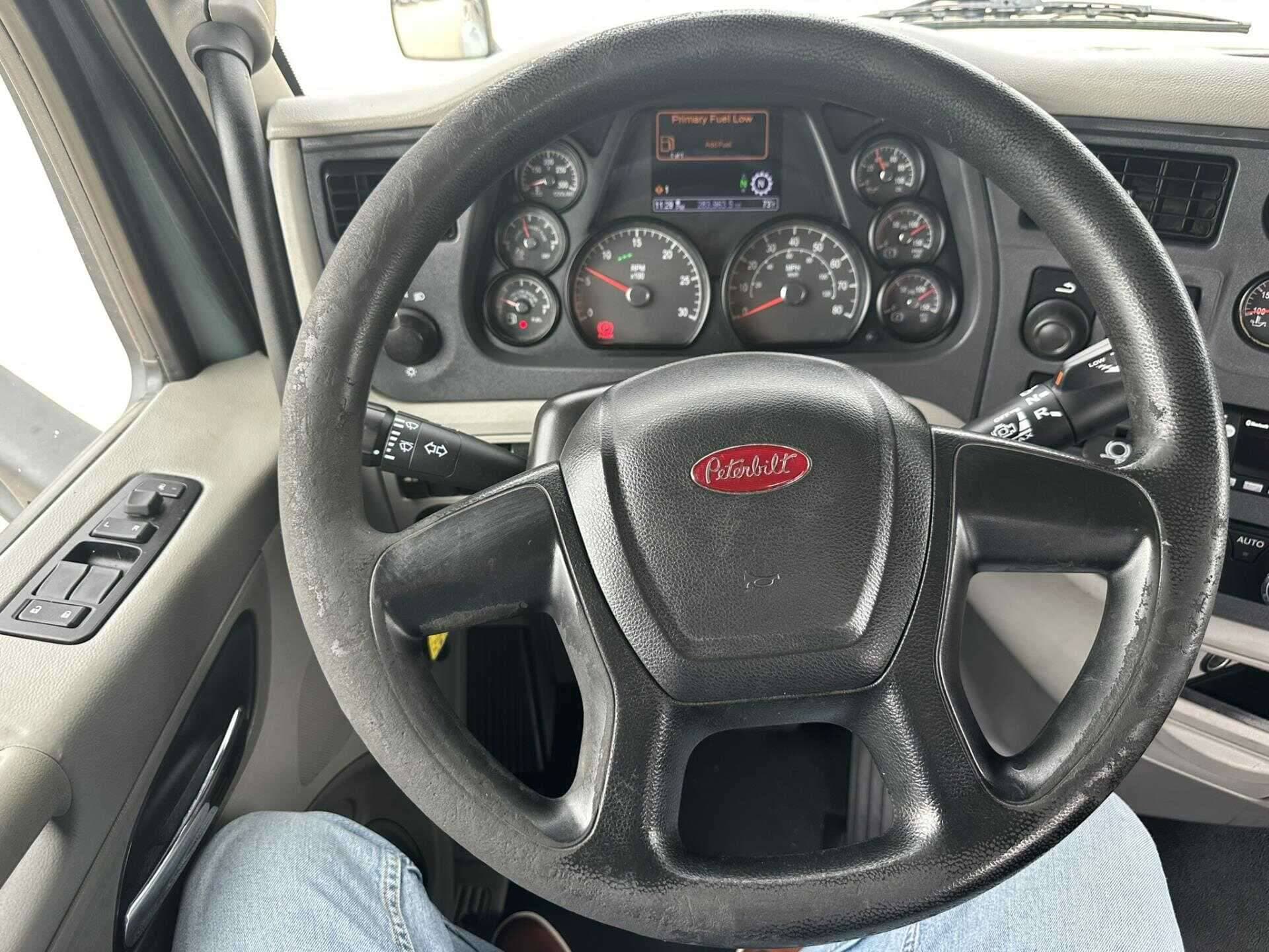 2021 Peterbilt 579 image 4