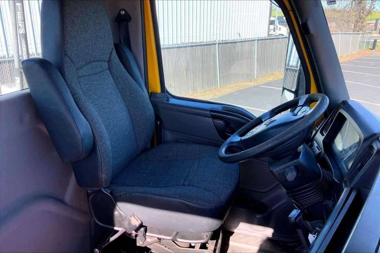 2019 International LT625 image 5