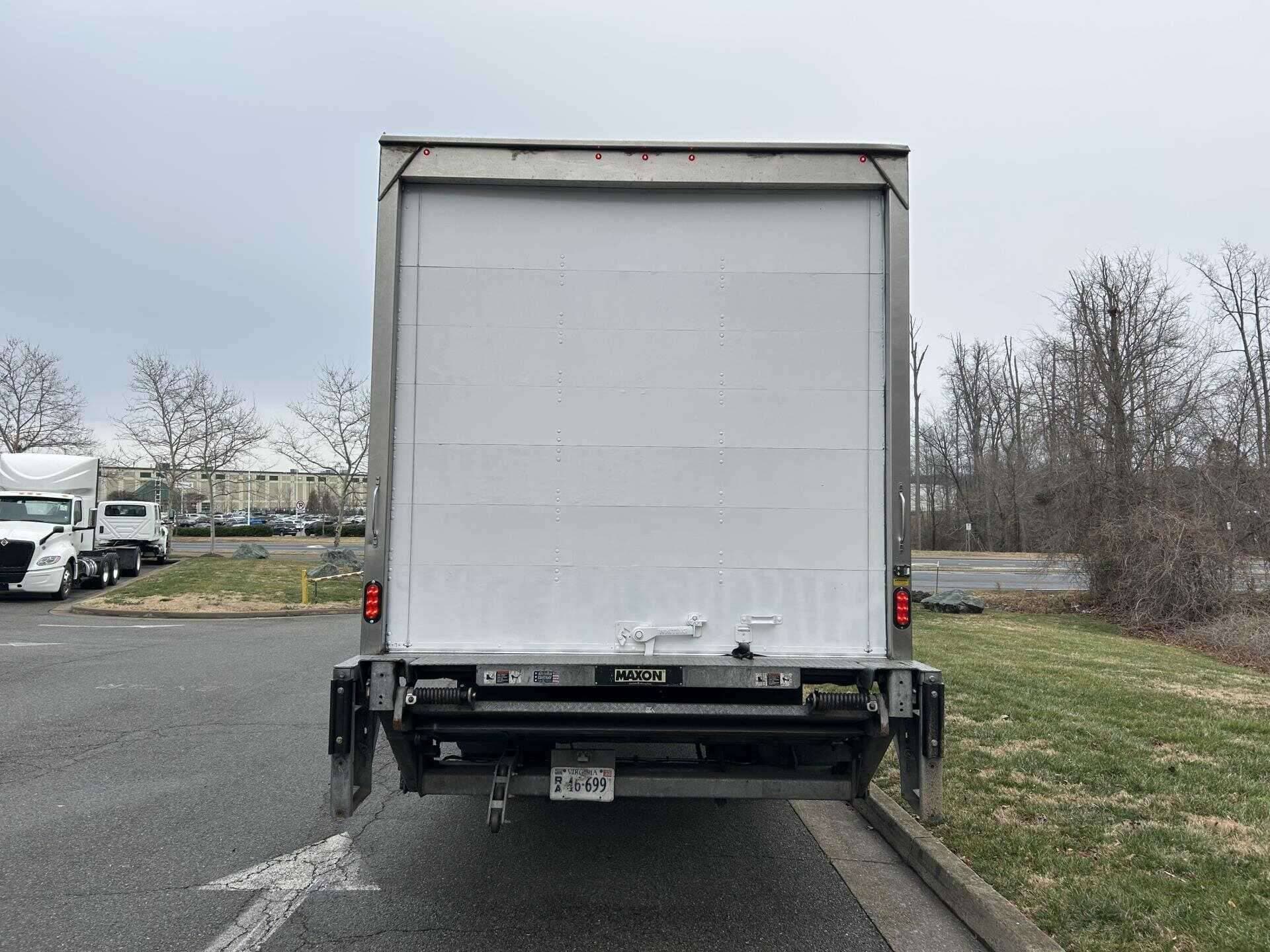 2022 Freightliner M2 image 3