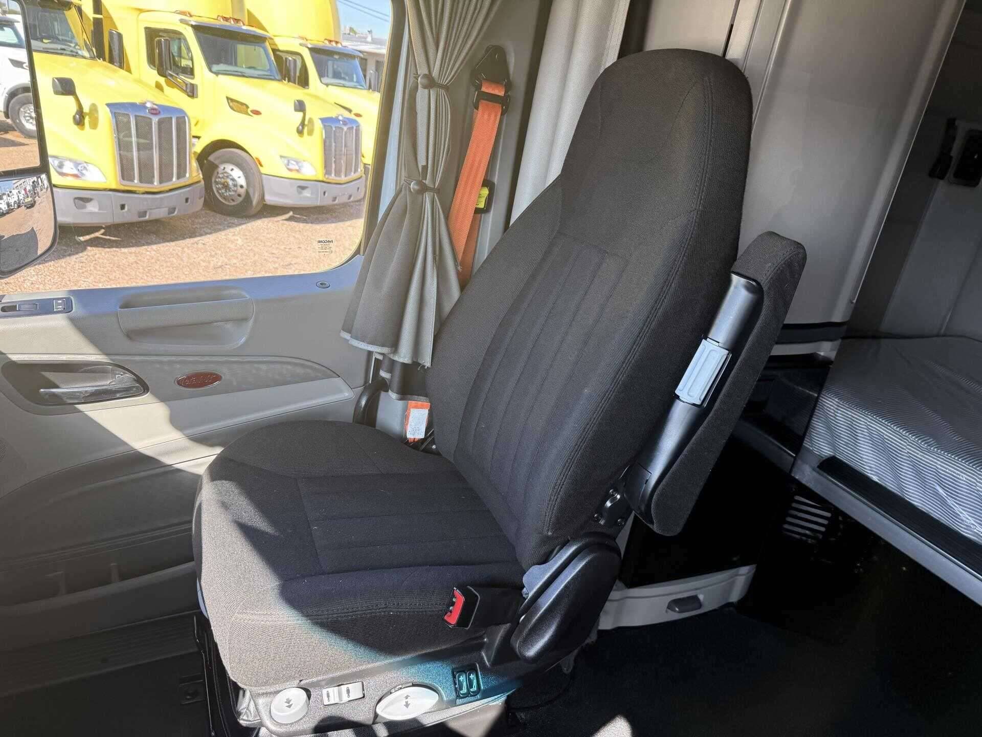 2021 Peterbilt 579 image 4