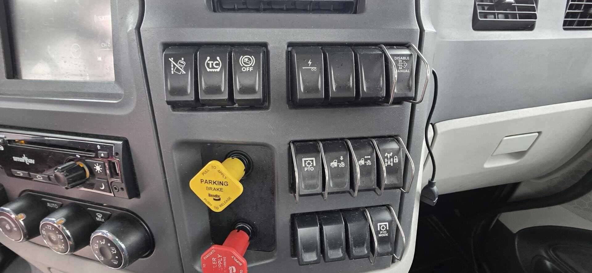 2023 Peterbilt 567 image 12