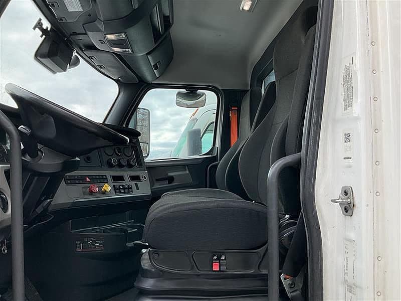 2021 Freightliner Cascadia 126 image 5