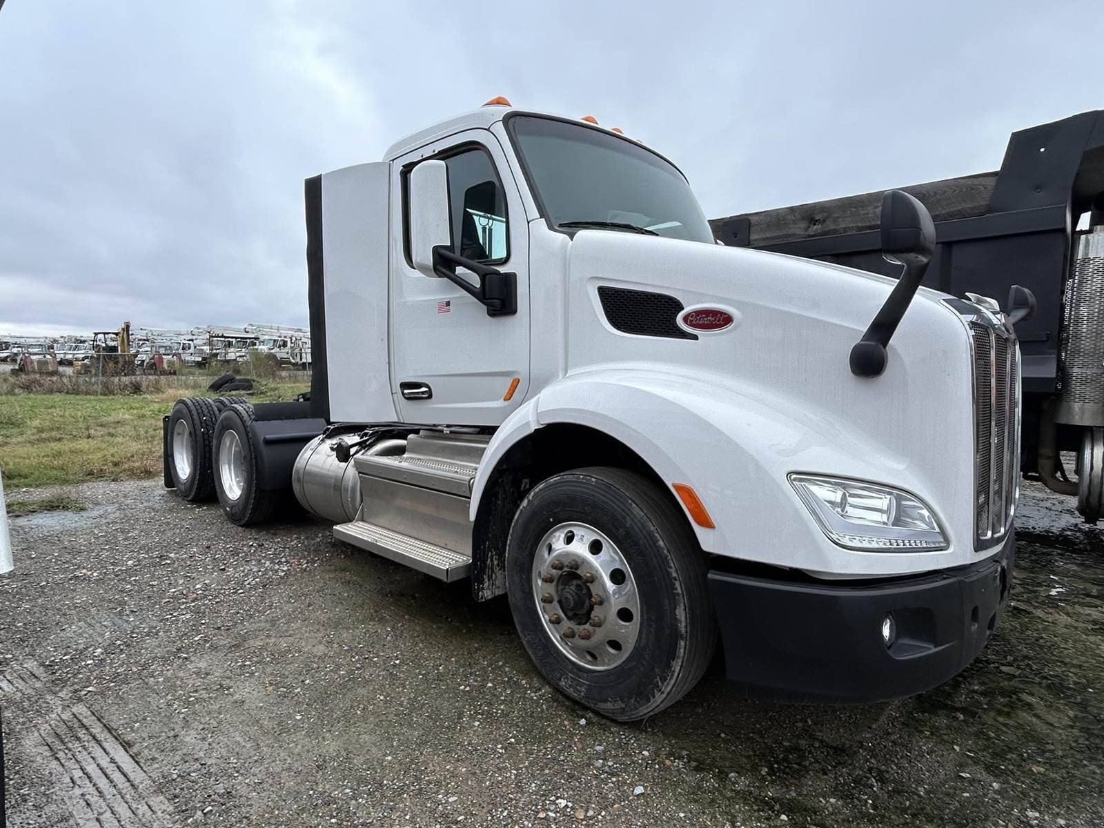 2022 Peterbilt 579 image 1