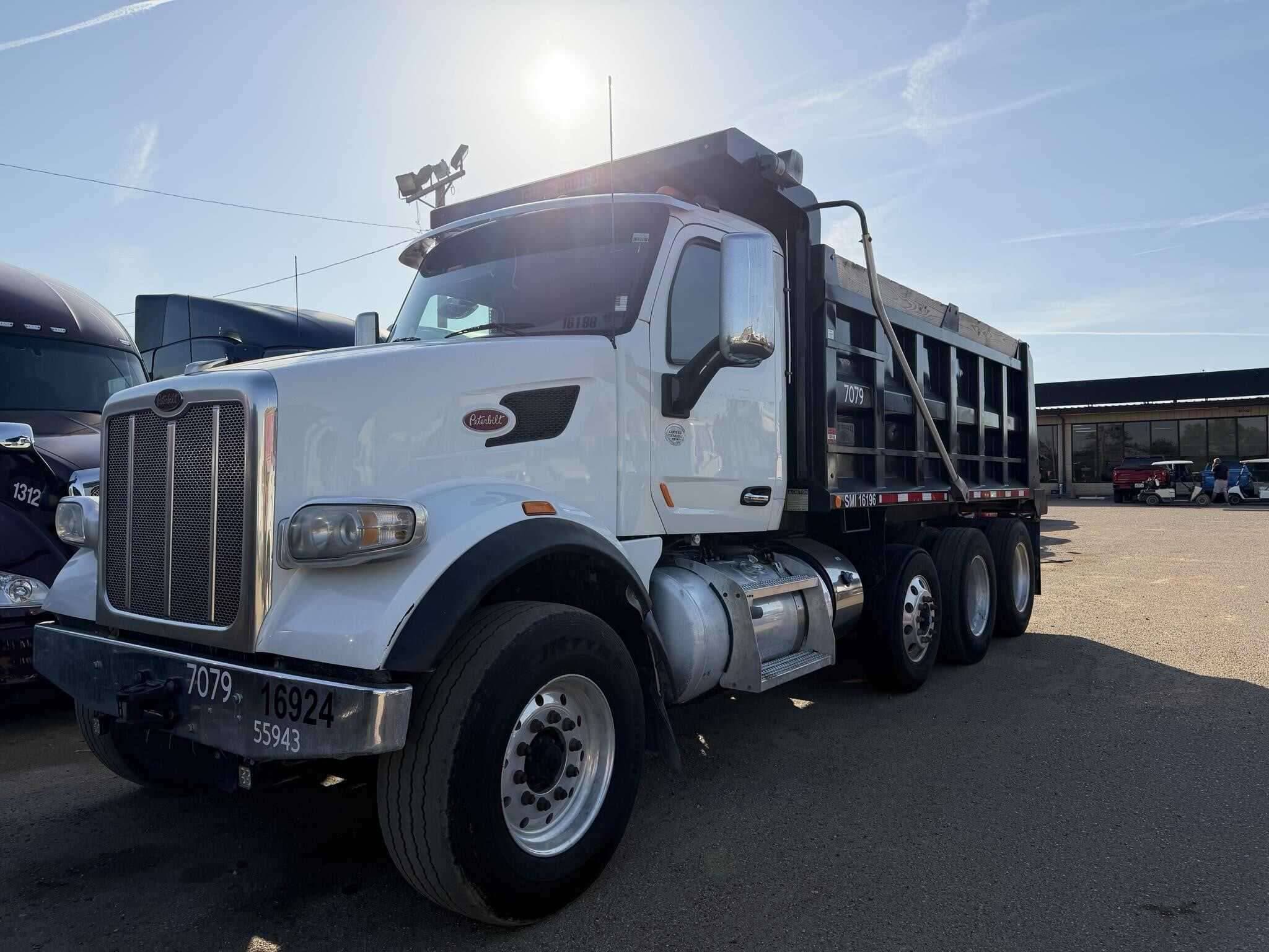 2019 Peterbilt 567 image 1