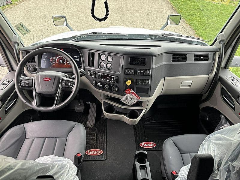 2027 Peterbilt 579 image 8