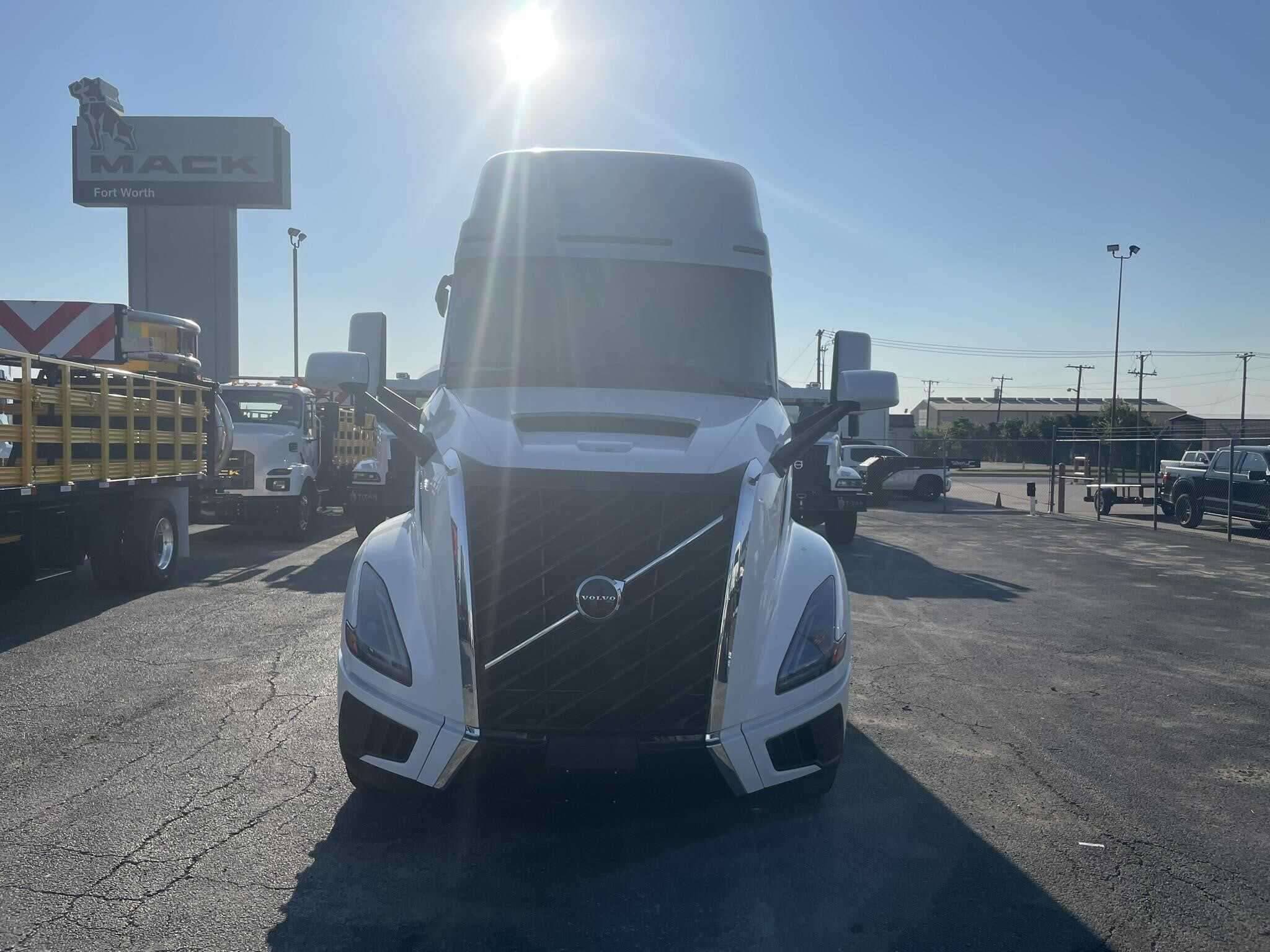2026 Volvo NEW VNL image 2