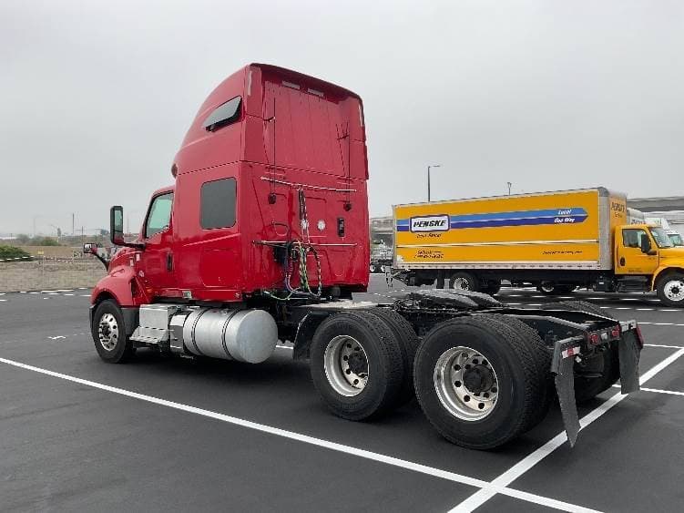 2022 International LT625 image 3