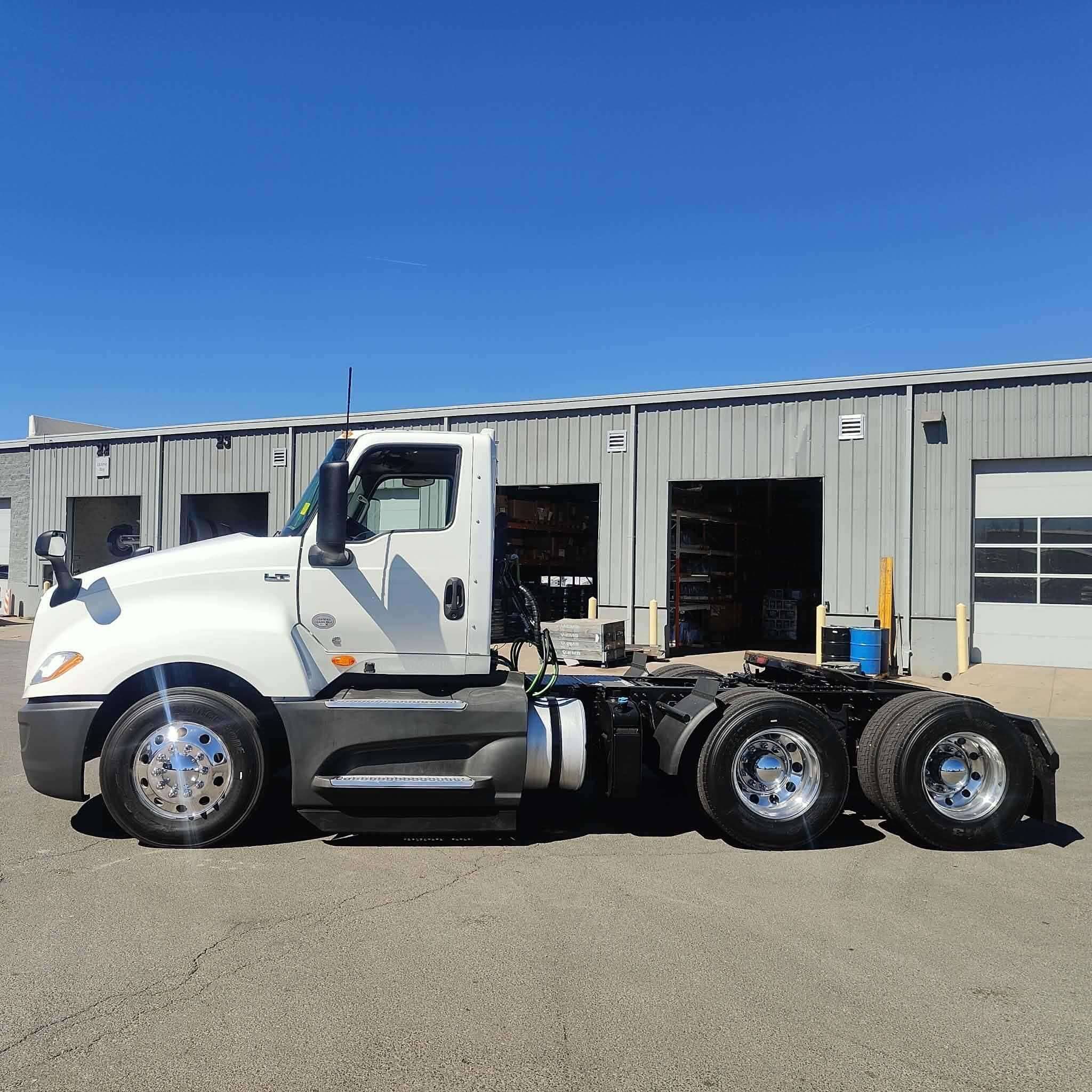 2021 International LT625 image 3