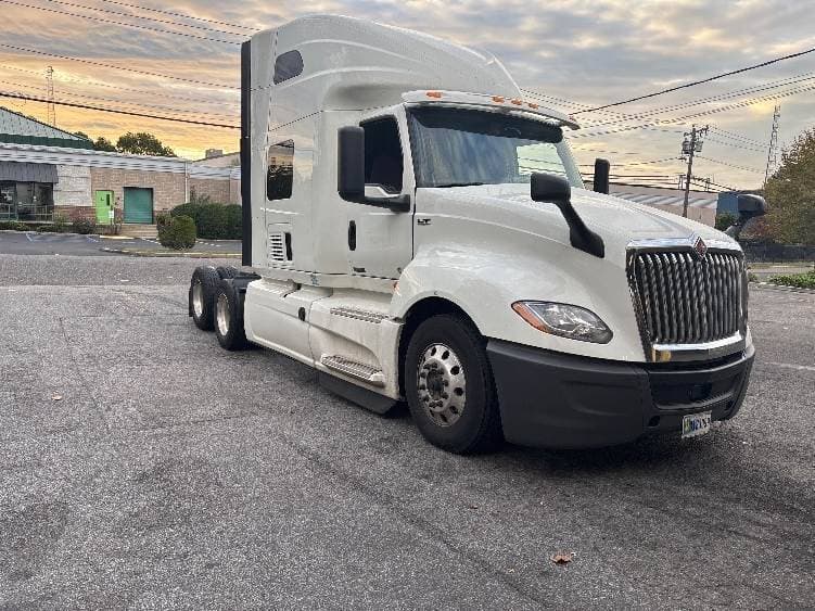 2022 International LT625 image 1
