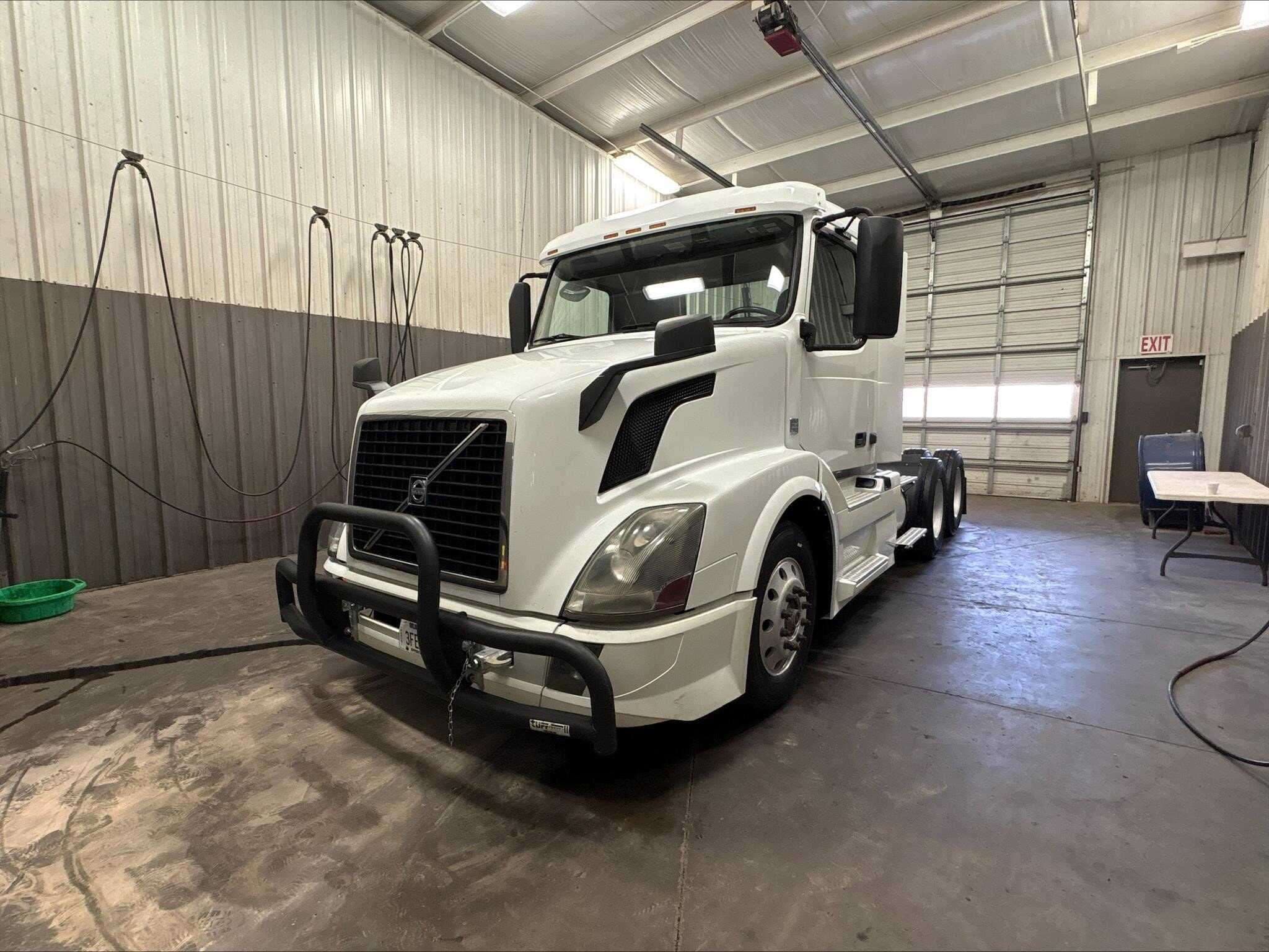 2017 VOLVO VNL64T300 image 1