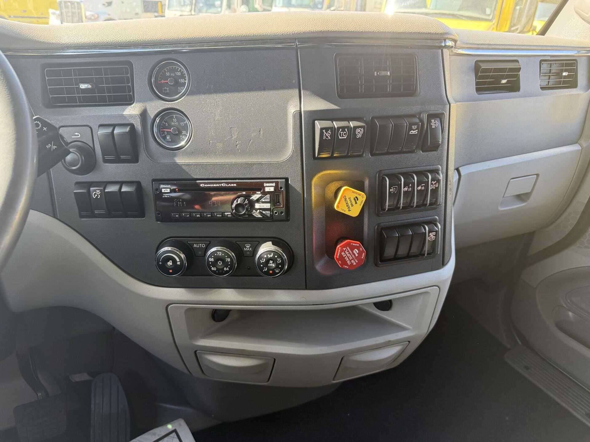 2021 Peterbilt 579 image 3