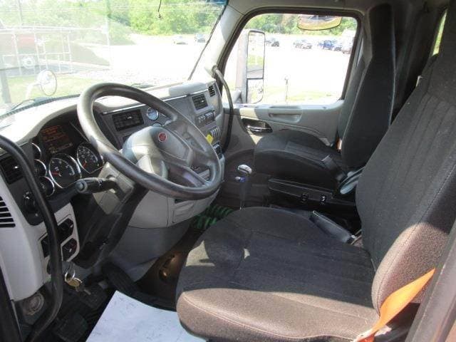 2020 Peterbilt 567 image 8