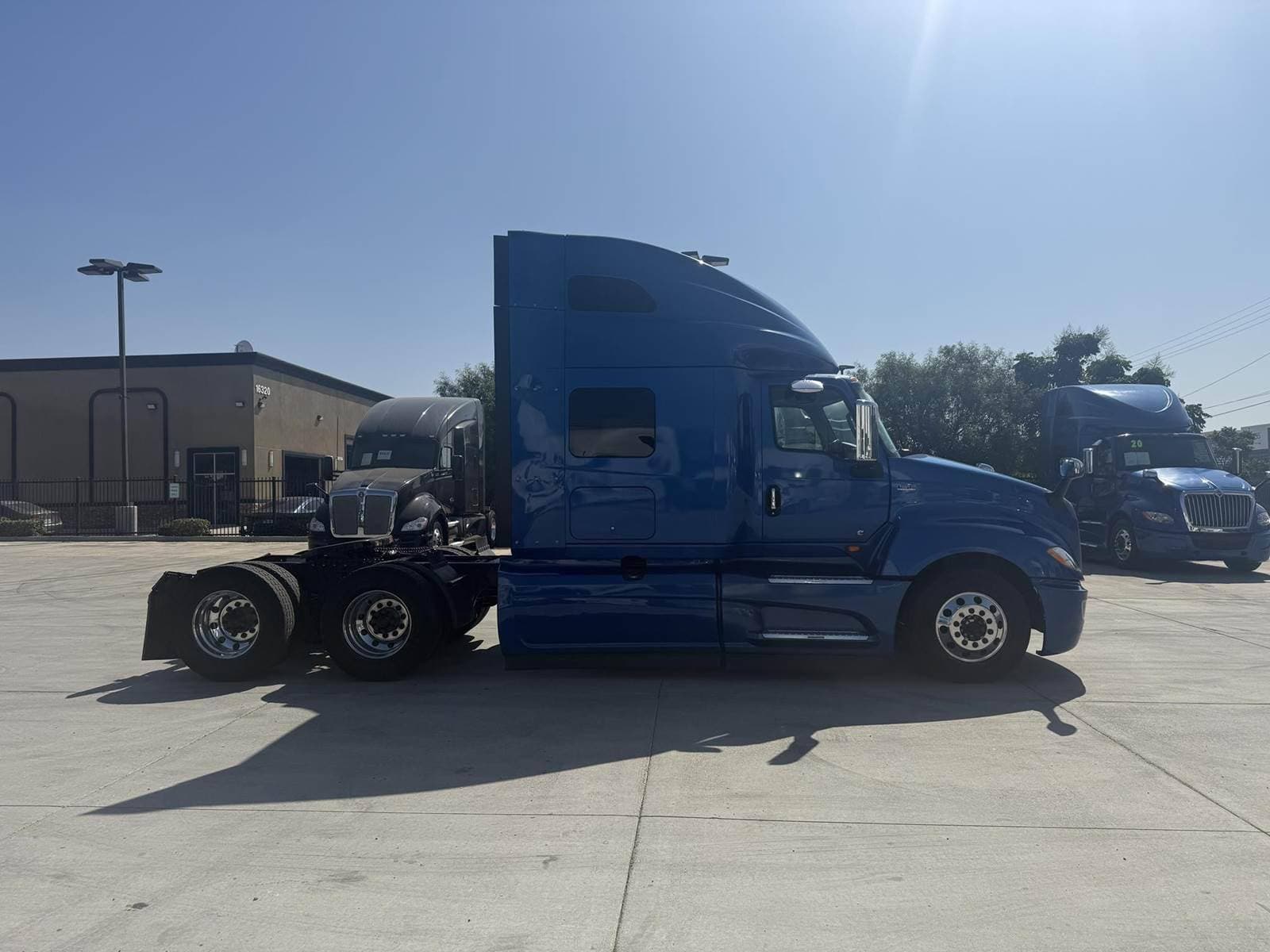 2020 International LT625 image 4