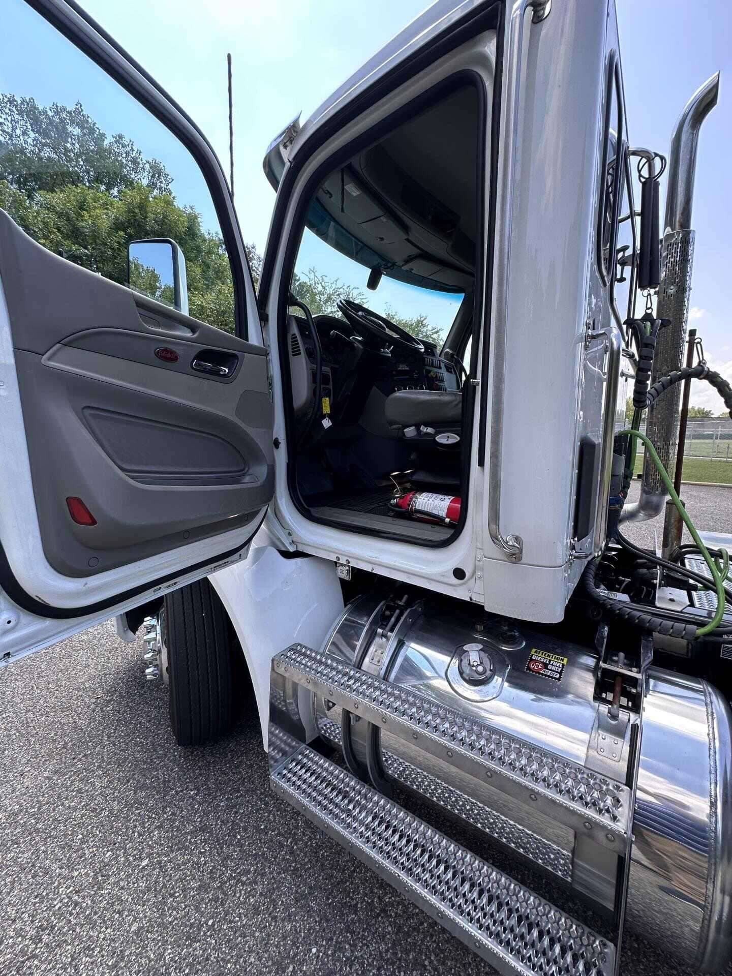 2021 Peterbilt 579 image 6