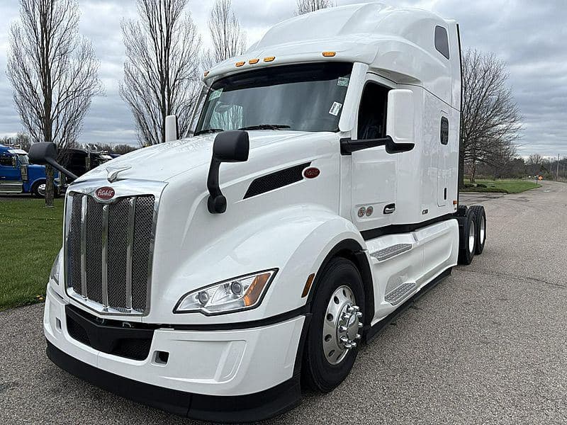 2027 Peterbilt 579 image 1