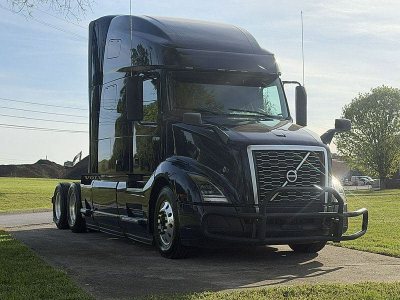 2023 Volvo VNL760 image 1
