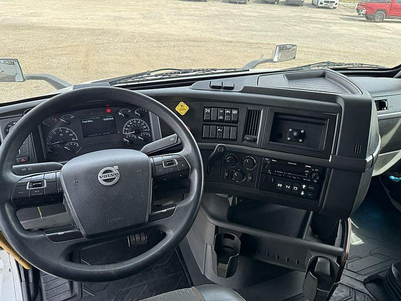 2023 Volvo VNL760 image 7