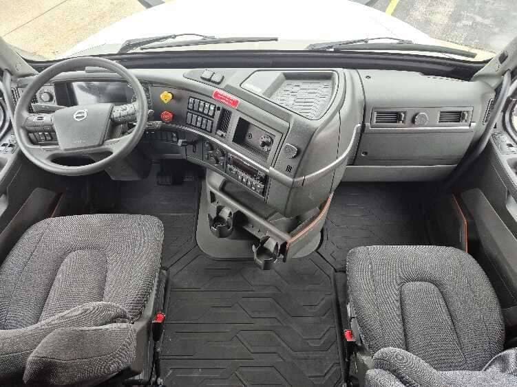 2023 Volvo VNL64760 image 6