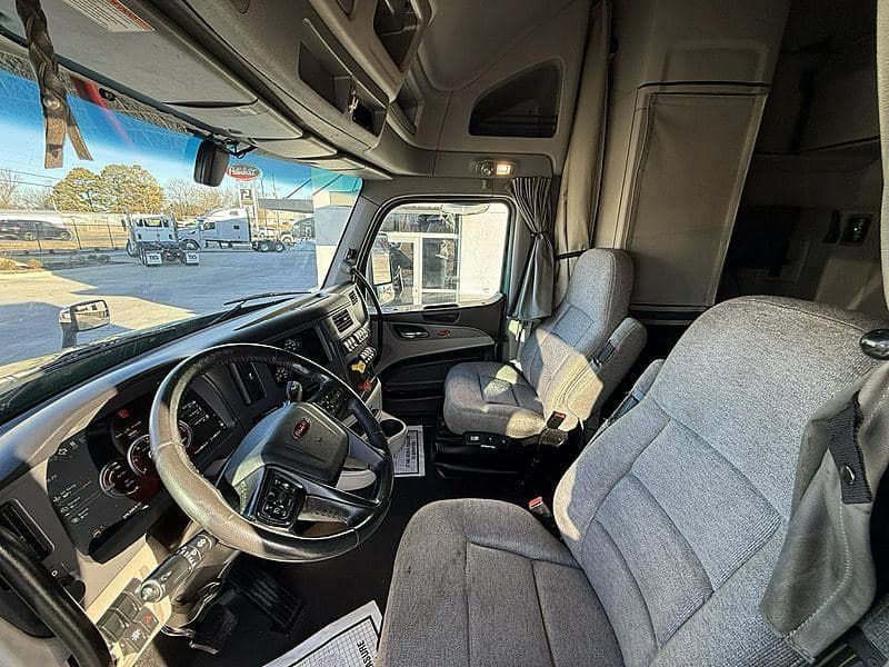 2023 Peterbilt 579 image 8