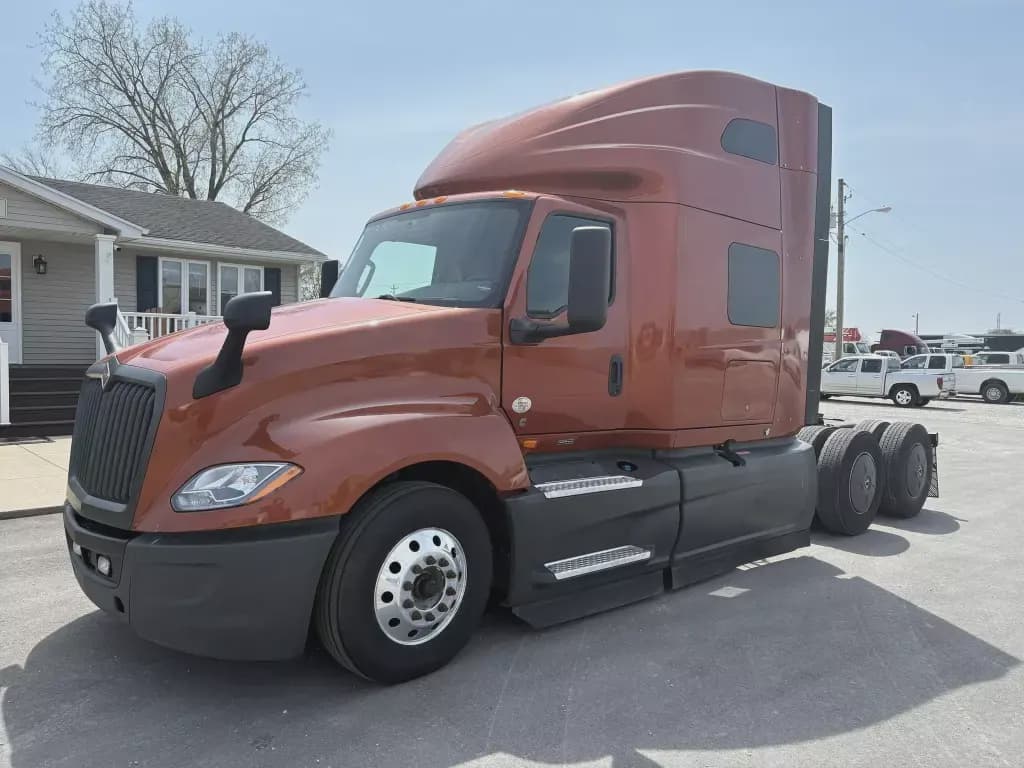 Used 2022 INTERNATIONAL Conventional - Sleeper Truck image 2