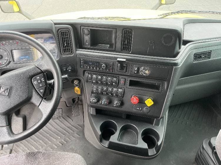 2022 International LT625 image 7
