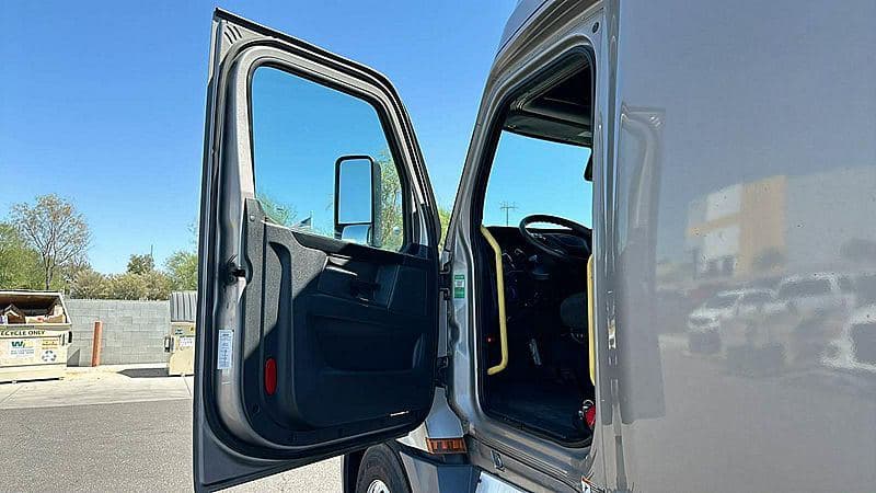 2023 Freightliner Cascadia 126 image 4
