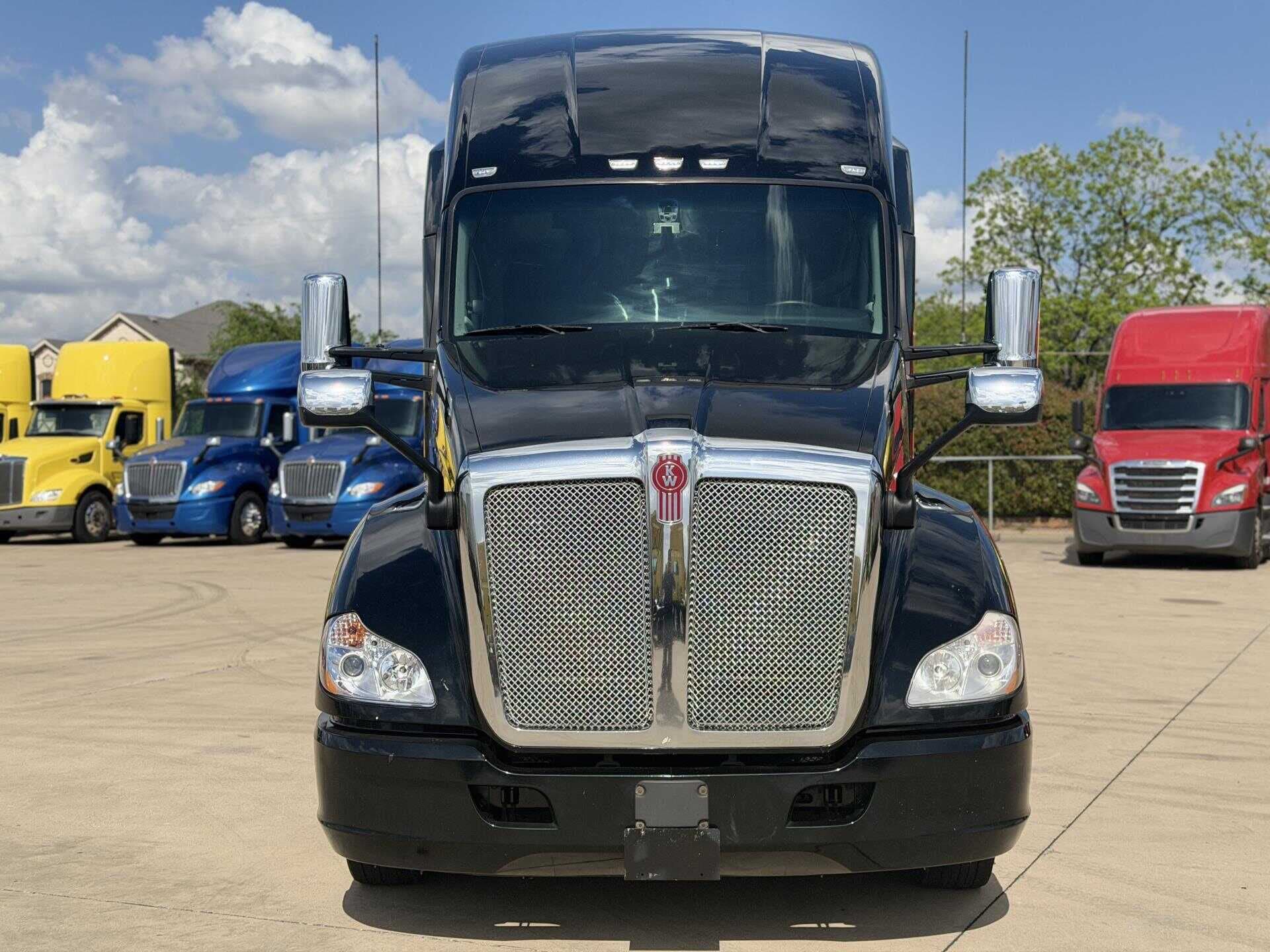 2022 Kenworth T680 image 2