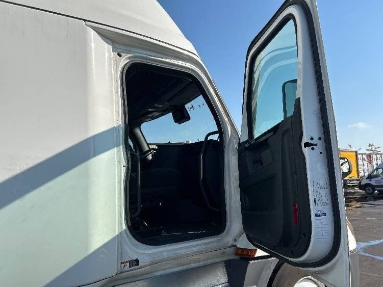 2023 Freightliner Cascadia 126 image 5