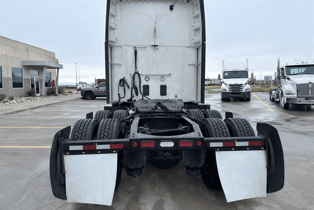 Used 2023 PETERBILT 579 image 7
