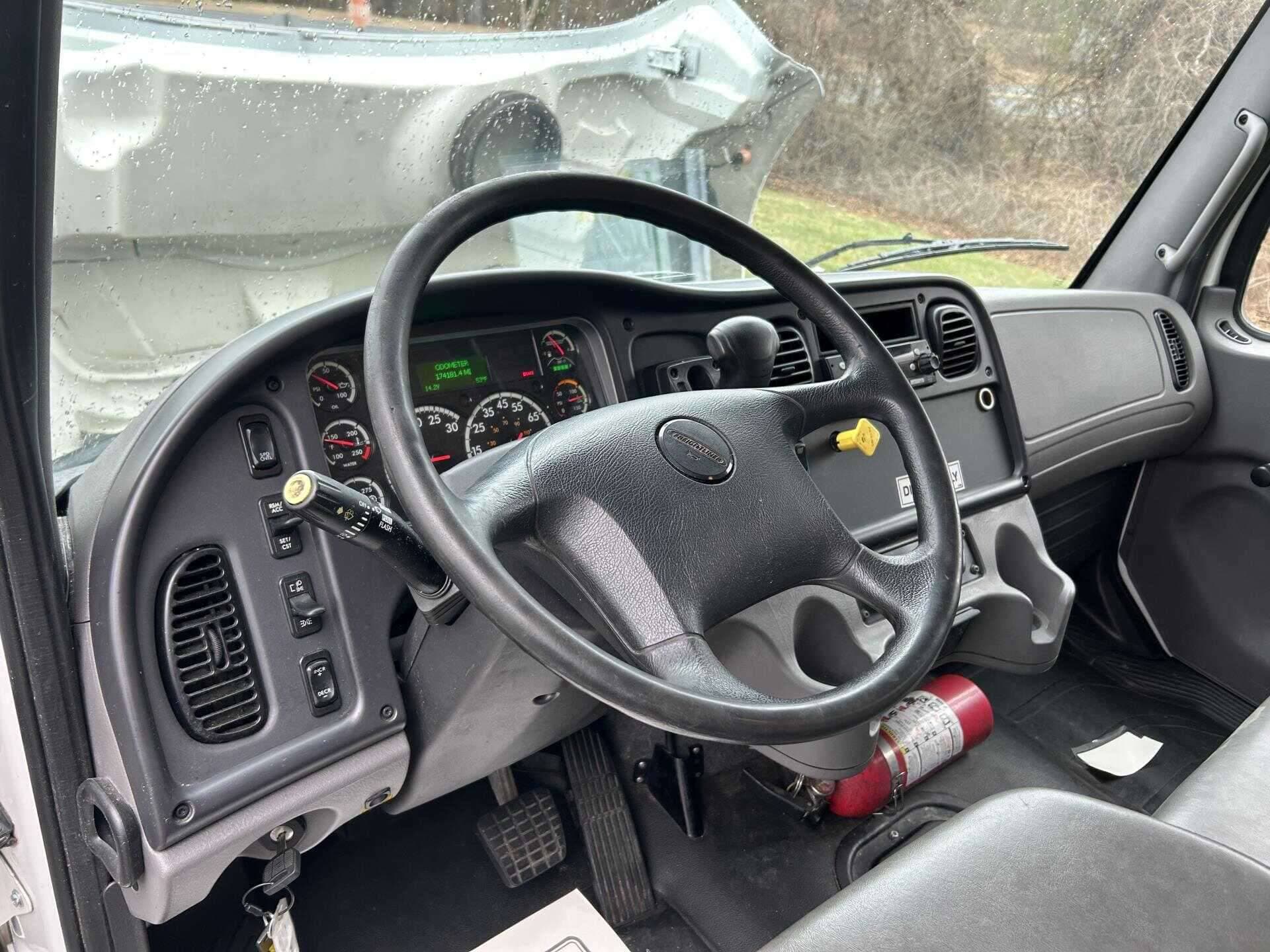 2022 Freightliner M2 image 9