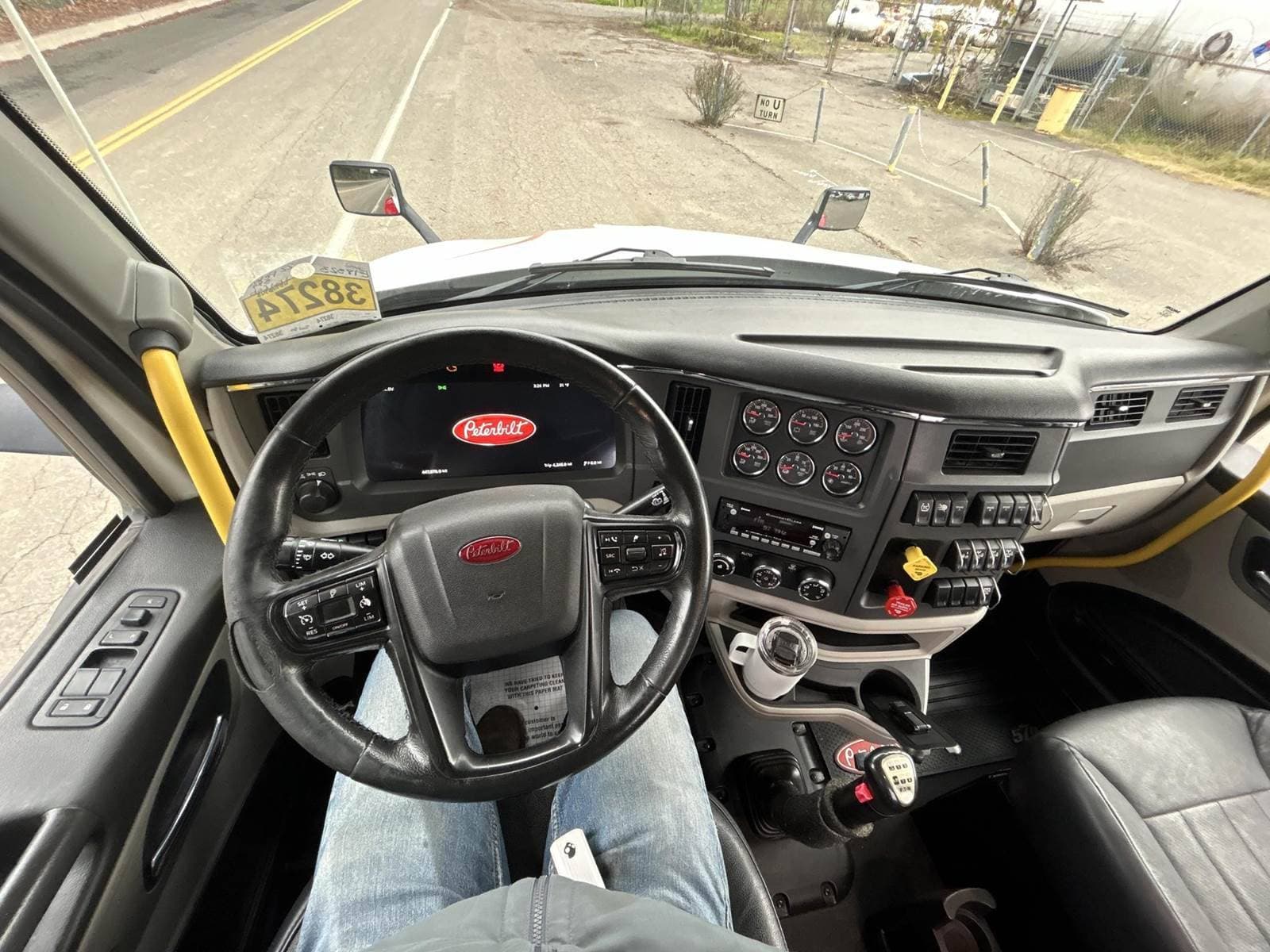 2022 Peterbilt 579 image 18