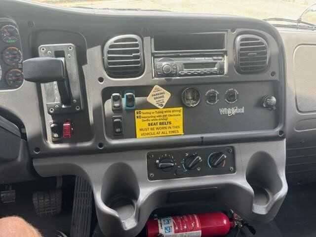 2017 Freightliner M2 image 9