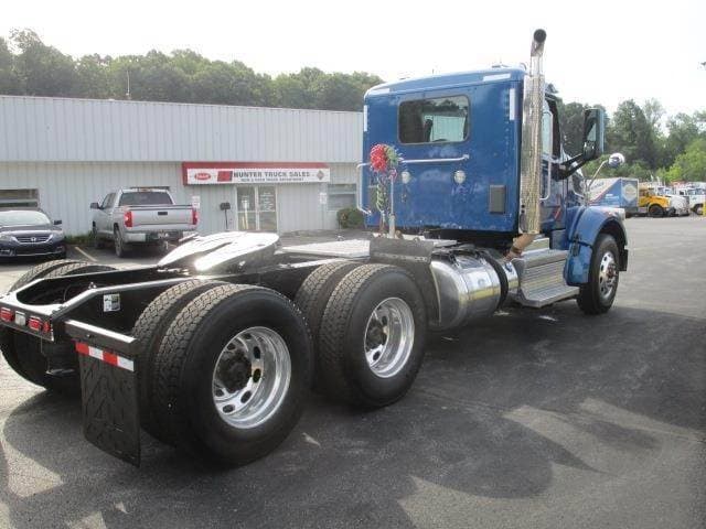 2020 Peterbilt 567 image 3