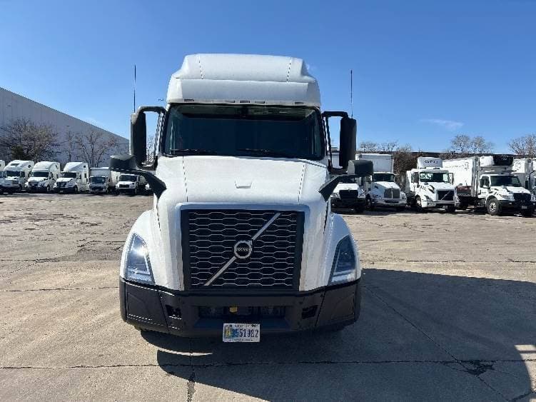 2023 Volvo VNL64760 image 2