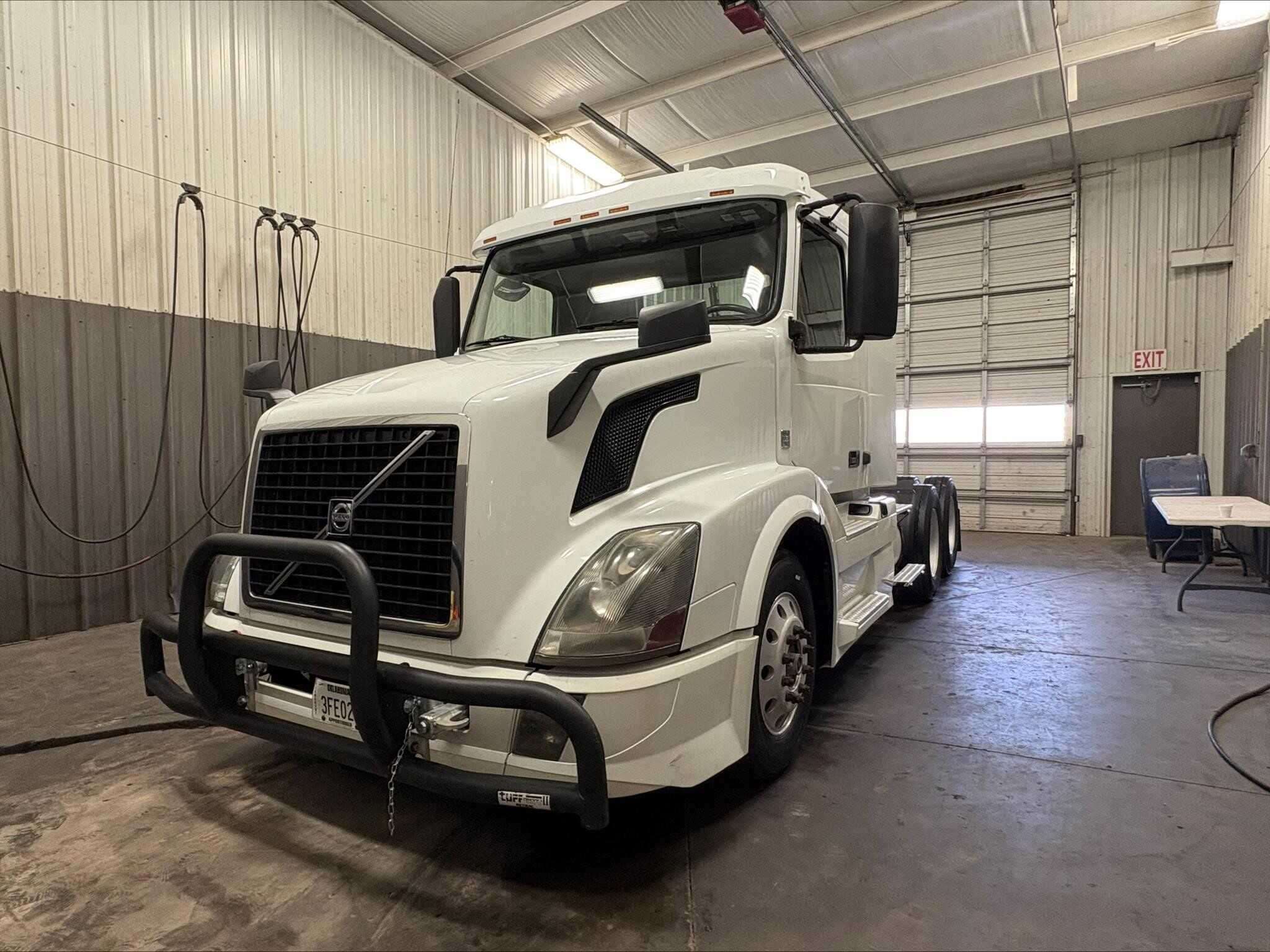 2017 VOLVO VNL64T300 image 3