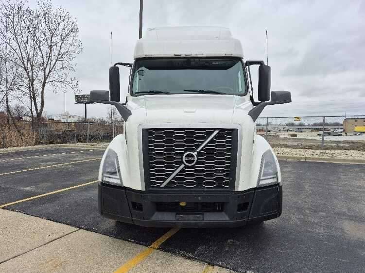 2023 Volvo VNL64760 image 2