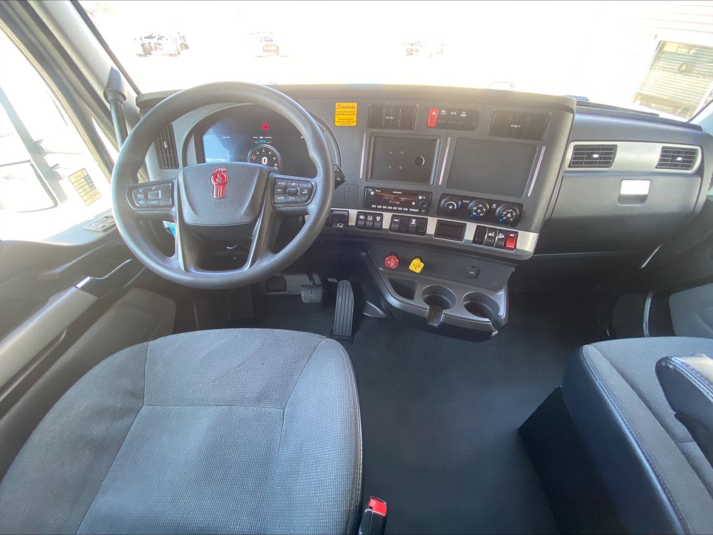 2023 Kenworth T680 image 17