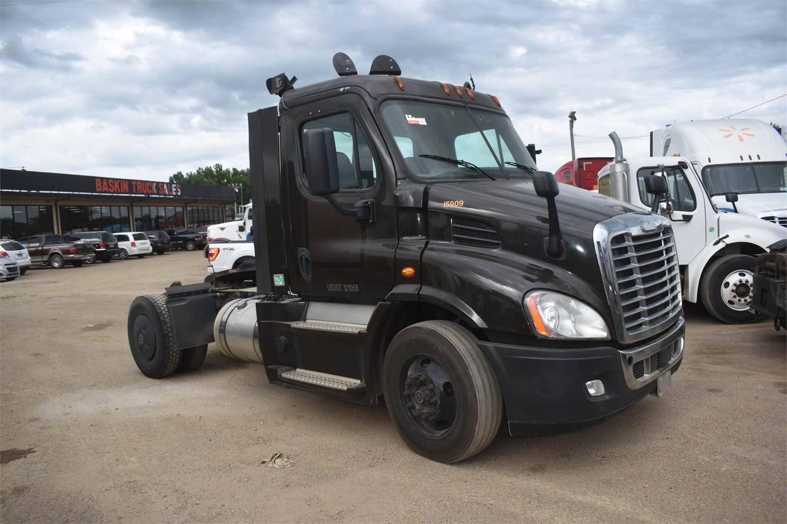 2017 Freightliner Cascadia 113 image 1