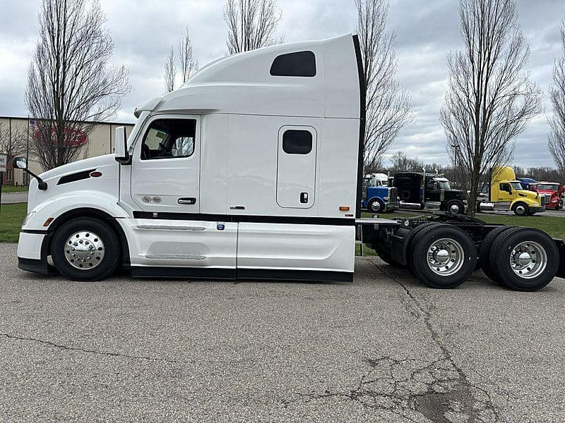 2027 Peterbilt 579 image 4