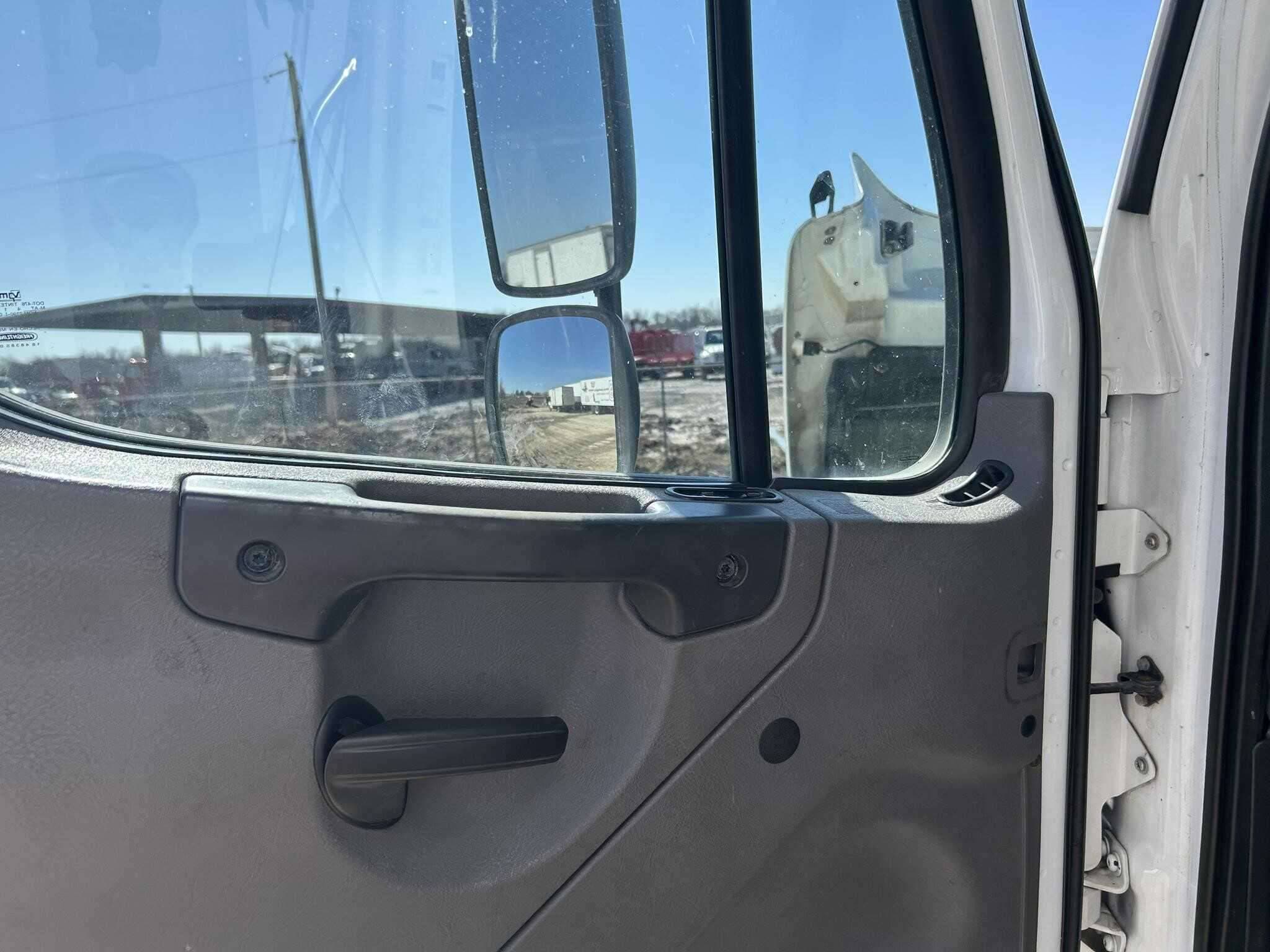 2019 Freightliner M2 image 2