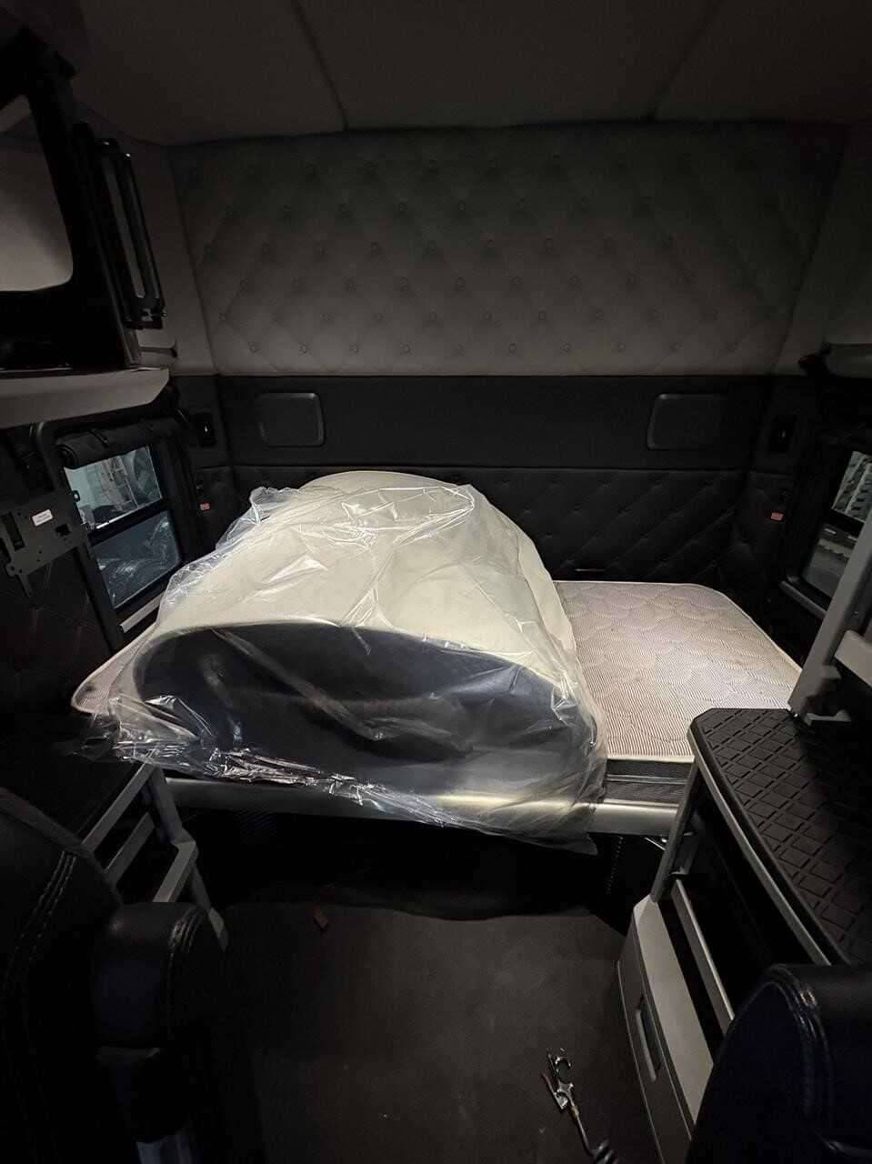 2023 Kenworth T880 image 9