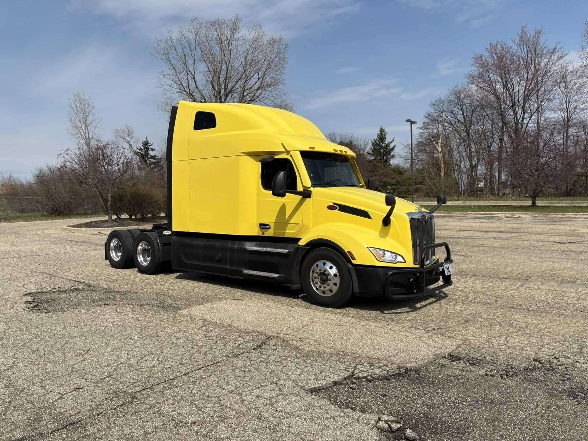 2023 Peterbilt 579 image 2