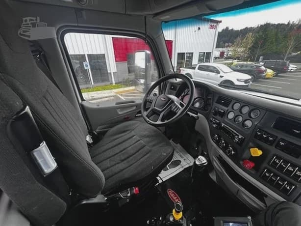 2020 Peterbilt 567 image 2