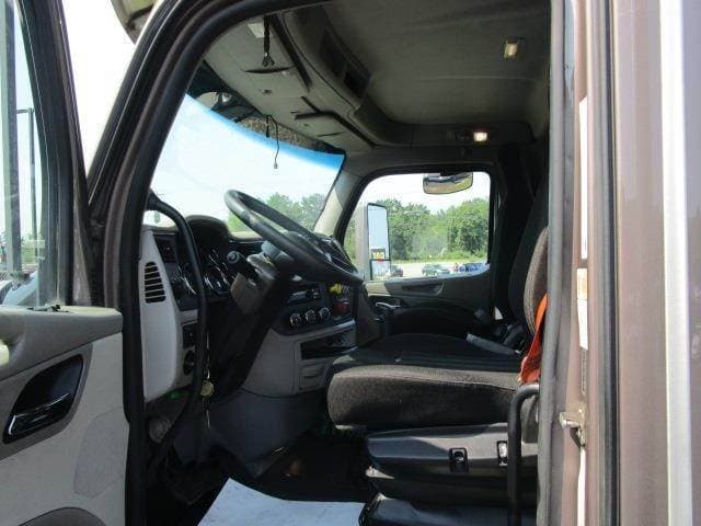 2020 Peterbilt 567 image 9