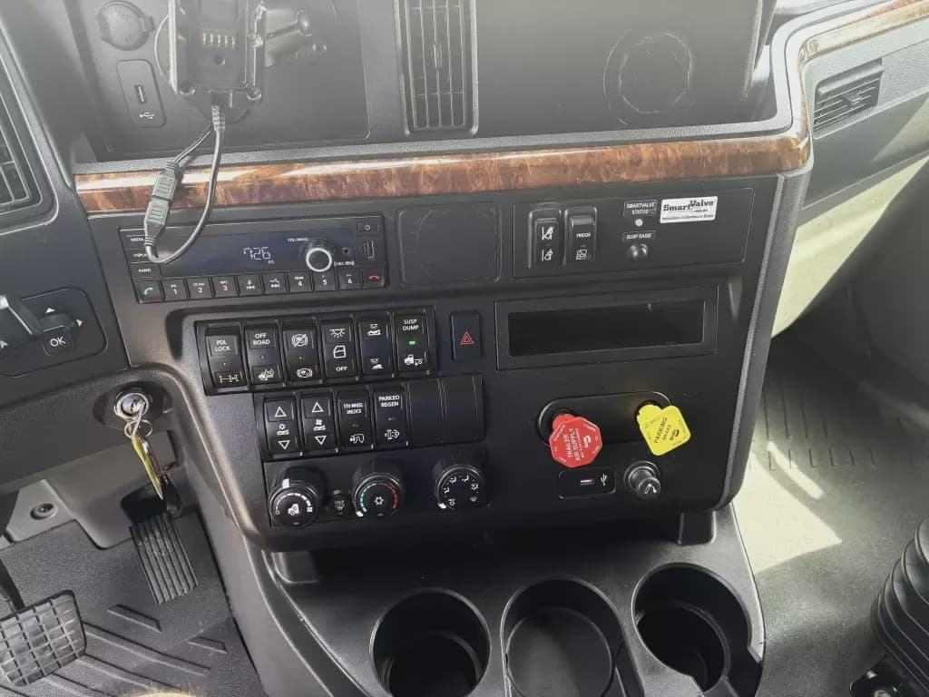 Used 2022 INTERNATIONAL Conventional - Sleeper Truck image 6
