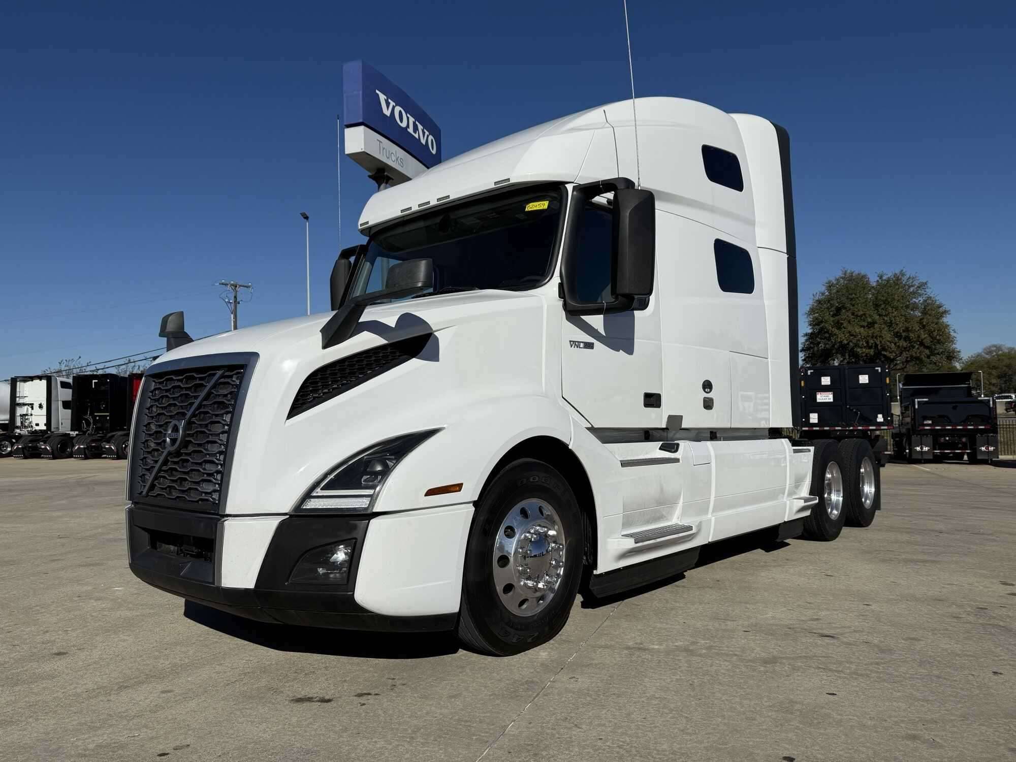 2023 Volvo VNL64T760 image 1