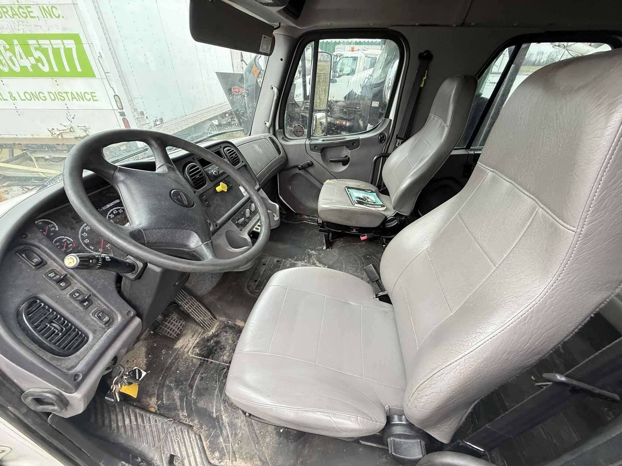 2017 Freightliner M2 image 2
