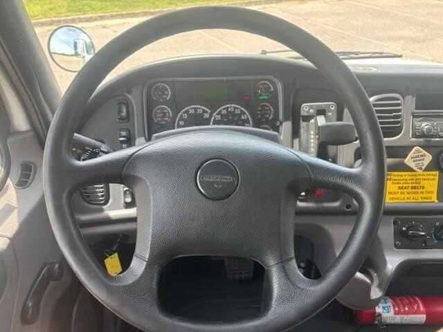 2017 Freightliner M2 image 8
