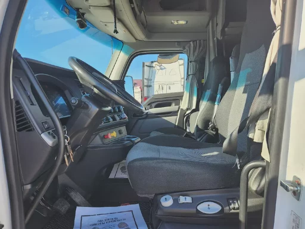 2022 Kenworth T680 image 7